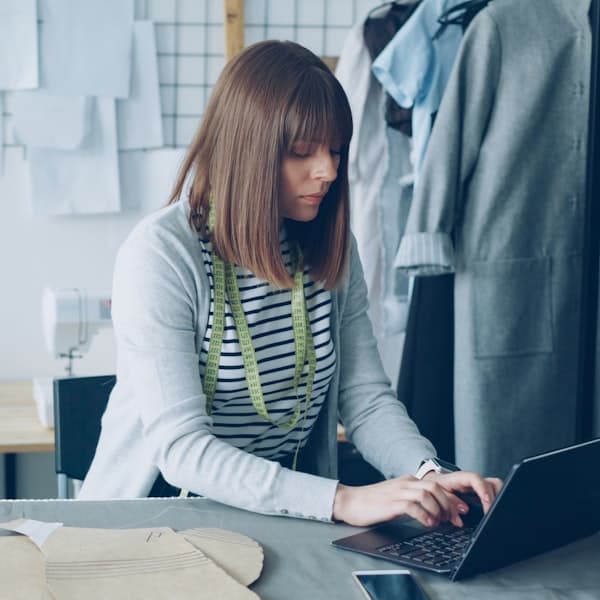 Una diseñadora trabajando en su estudio
