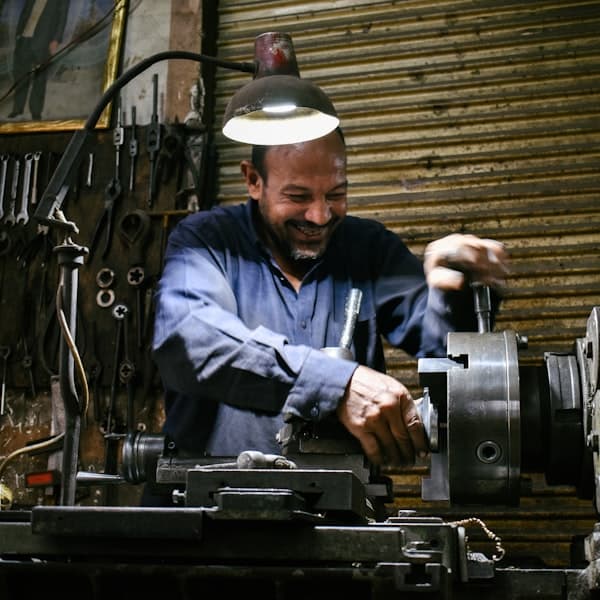 Un profesional trabajando en su taller