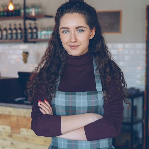 La dueña de una cafetería en su local
